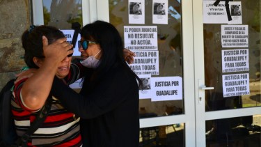Mujeres de organizaciones de Villa La Angostura conmocionadas por el femicidio de Guadalupe Curual. Foto: Alfredo Leiva