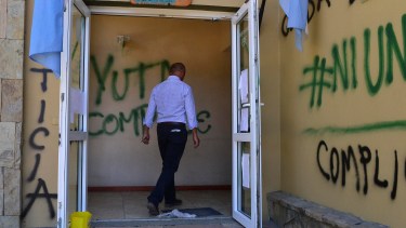 El fiscal De Lillo retirándose a su oficina luego de presentarse ante los manifestantes. Foto archivo: Alfredo Leiva