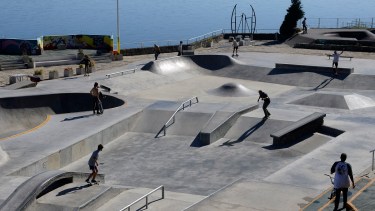 En el skate park se concentran cientos de jóvenes cada día pero no hay fiscalización de uso y por medidas sanitarias. Archivo