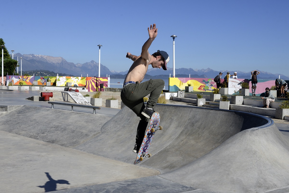 El skate park de la costanera de Bariloche convoca a cientos de jóvenes todo el día. Foto: Alfredo Leiva