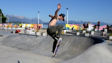 El skate park de la costanera de Bariloche convoca a cientos de jóvenes todo el día. Foto: Alfredo Leiva