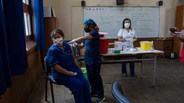 Una maestra chilena recibe la vacuna Sinovac. Foto: AP