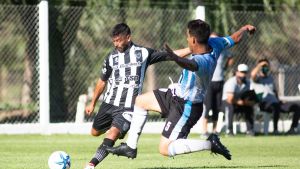 Cipolletti jugó media hora con diez y rescató un punto en Mendoza ante Huracán