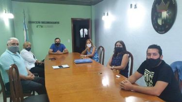 Los integrantes de la Comisión Pro Tren del Valle se reunió en Huergo con el intendente. (Foto gentileza)