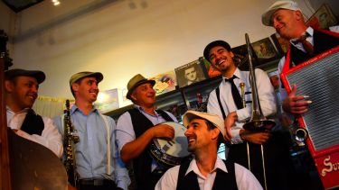 La Sureña Jazz Band se formó en 1996 con músicos de distintas ciudades del Alto Valle.