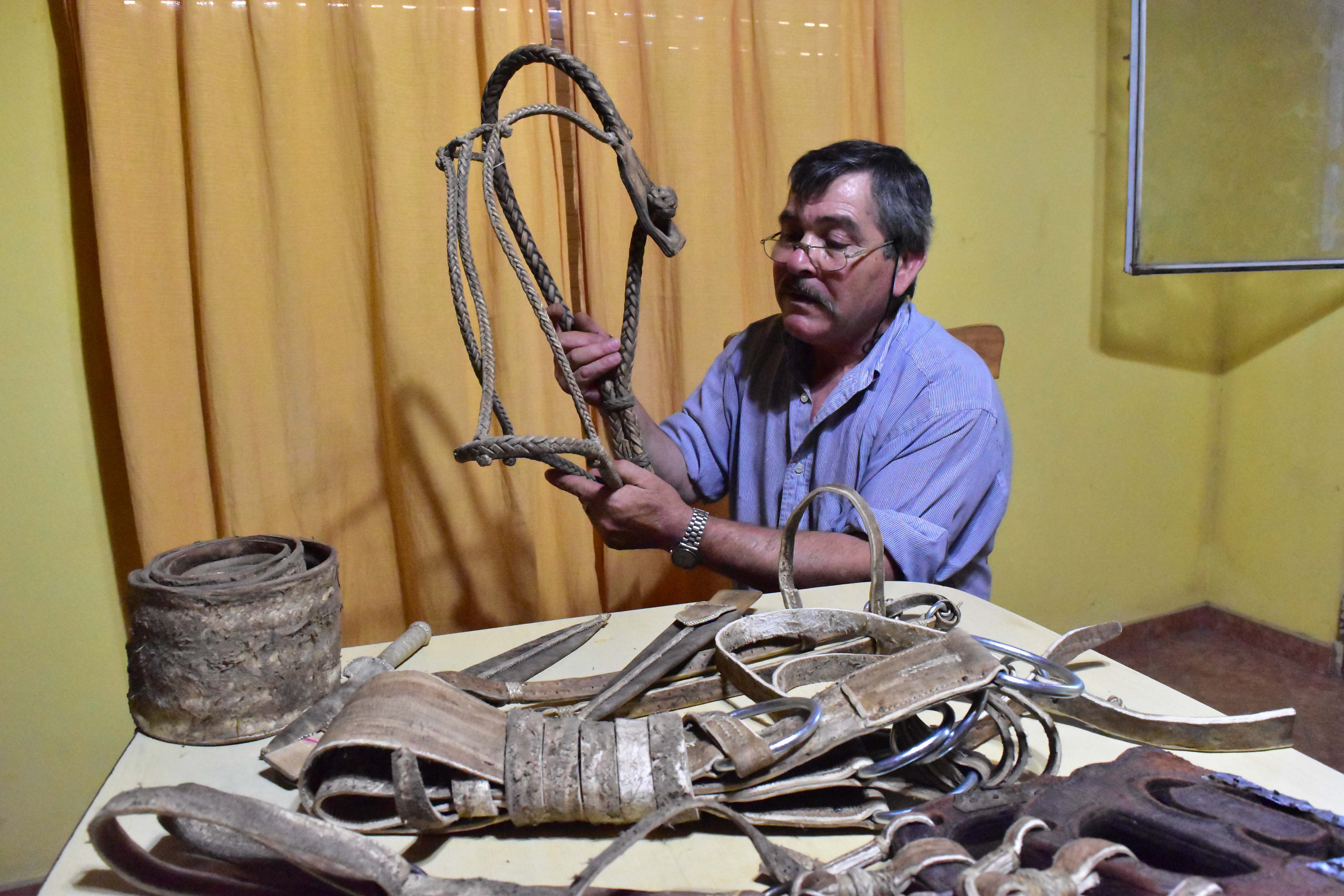 Artesanías con cuero crudo mirá las maravillas que hace «Patán» en Río
