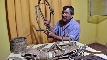 Mario "Patán" Pirchio en pleno trabajo: detalles del bozal y elementos del recado sobre la mesa. Foto: Jorge Tanos