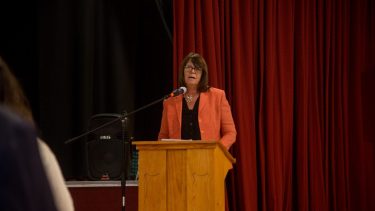 La intendenta Mónica Balseiro quería ir por la reelección en Dina Huapi, pero finalmente se postula para concejal. Foto: Archivo