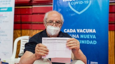 Recibió la primera dosis de la vacuna el Dr. Enrique Francisco Coronel, destacado médico fisiatra quien fundó el primer servicio de rehabilitación de la Patagonia. (Gentileza @Andreapeve)