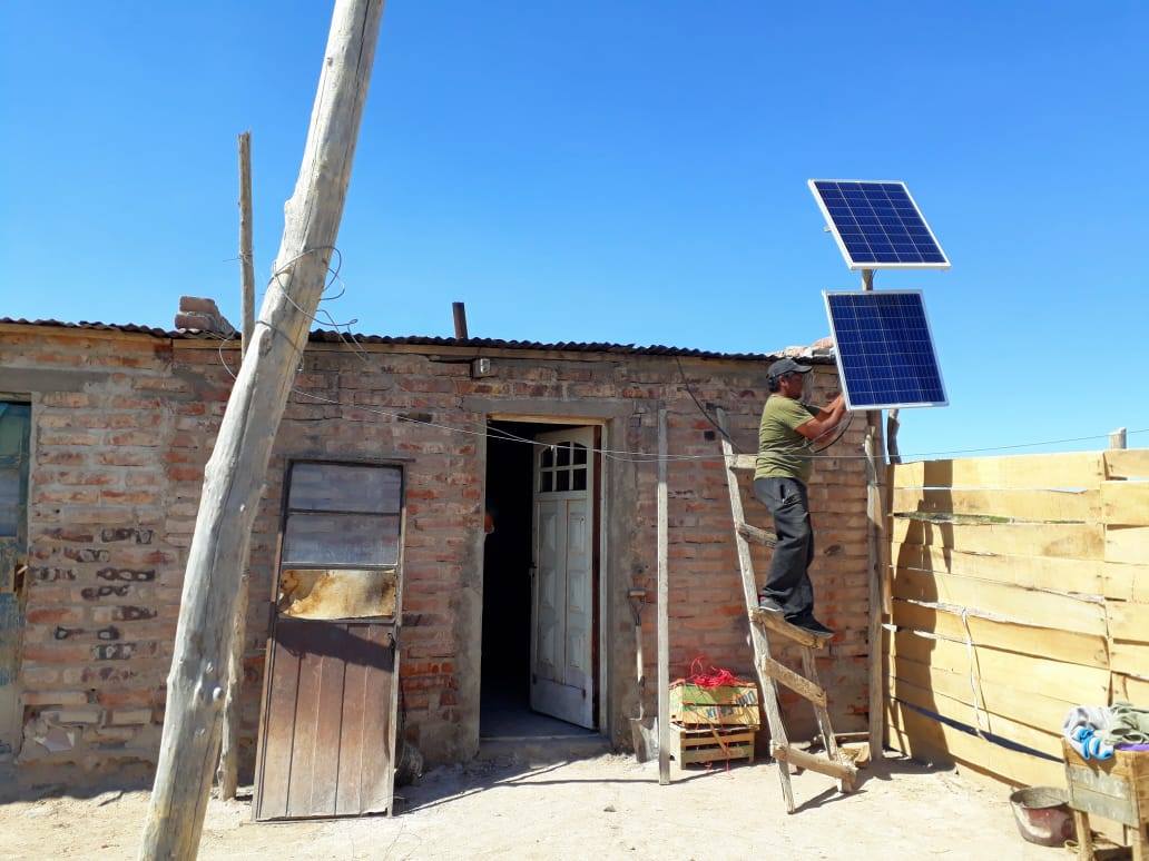La instalación de paneles solares les permite a las familias tener luz en sus viviendas. Foto: gentileza.