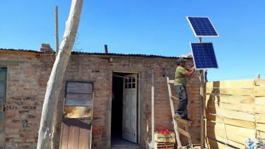 La instalación de paneles solares les permite a las familias tener luz en sus viviendas. Foto: gentileza.