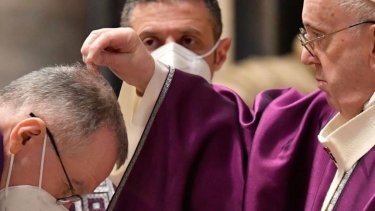 Debido a la pandemia, este miércoles de ceniza, el Papa Francisco modificó el rito de la imposición y no se realizó con la tradicional cruz en la frente. (Gentileza).-