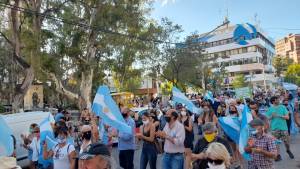 La manifestación opositora tuvo su réplica en Neuquén