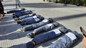 Alberto Fernández criticó las «bolsas mortuorias» usadas en la manifestación