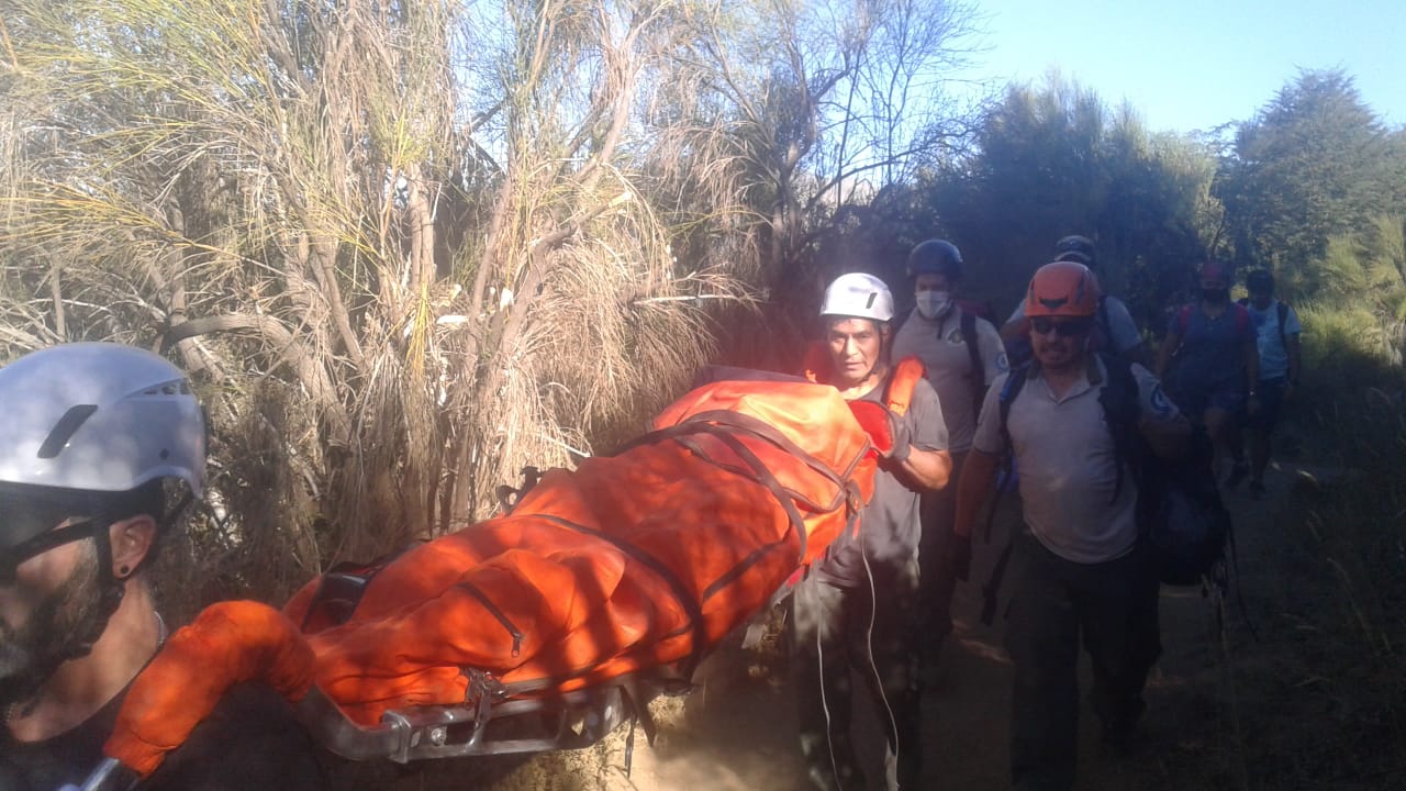 Rescatistas del parque Nahuel Huapi trasladaron a la mujer lesionada por el sendero del refugio Frey hacia Bariloche. Gentileza