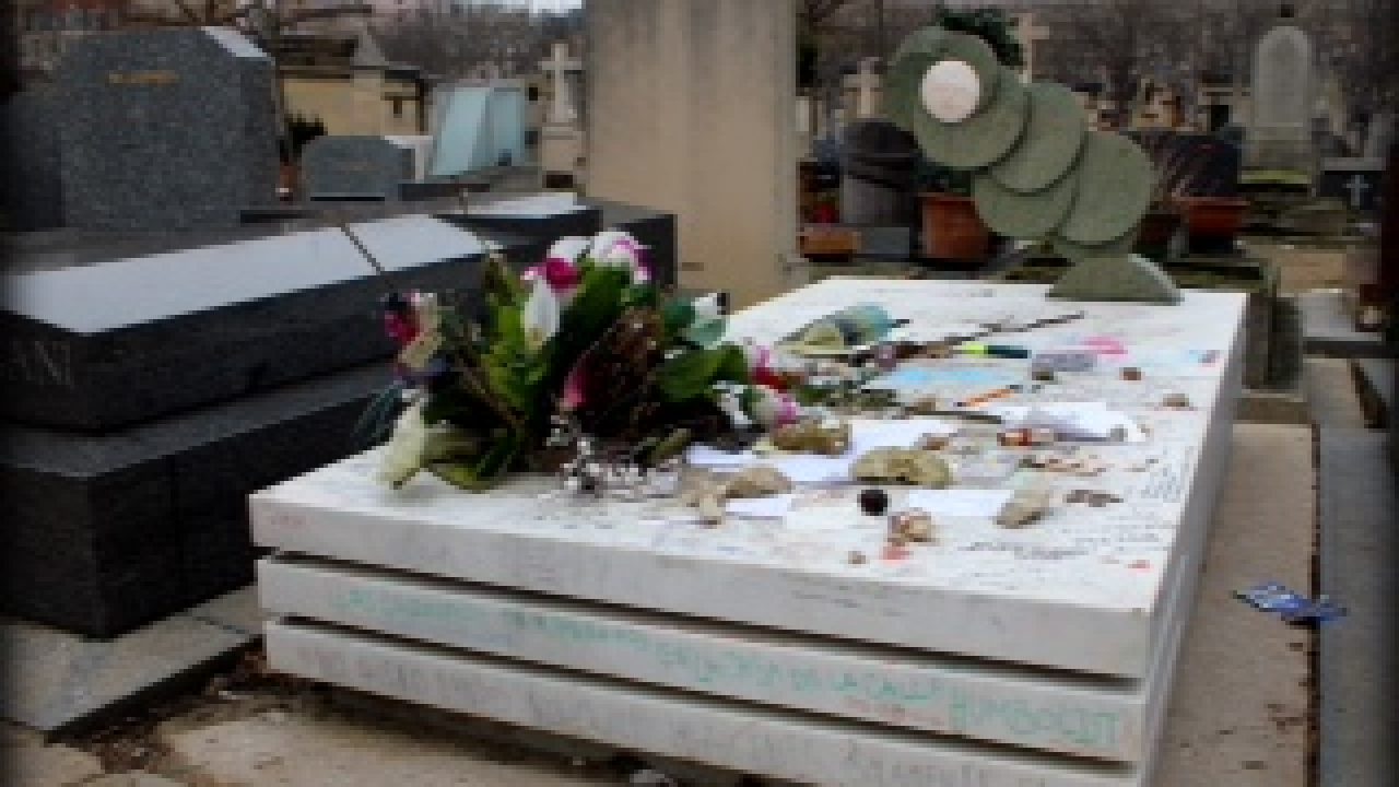 El escritor argentino yace en el cementerio parisino de Montparnasse.