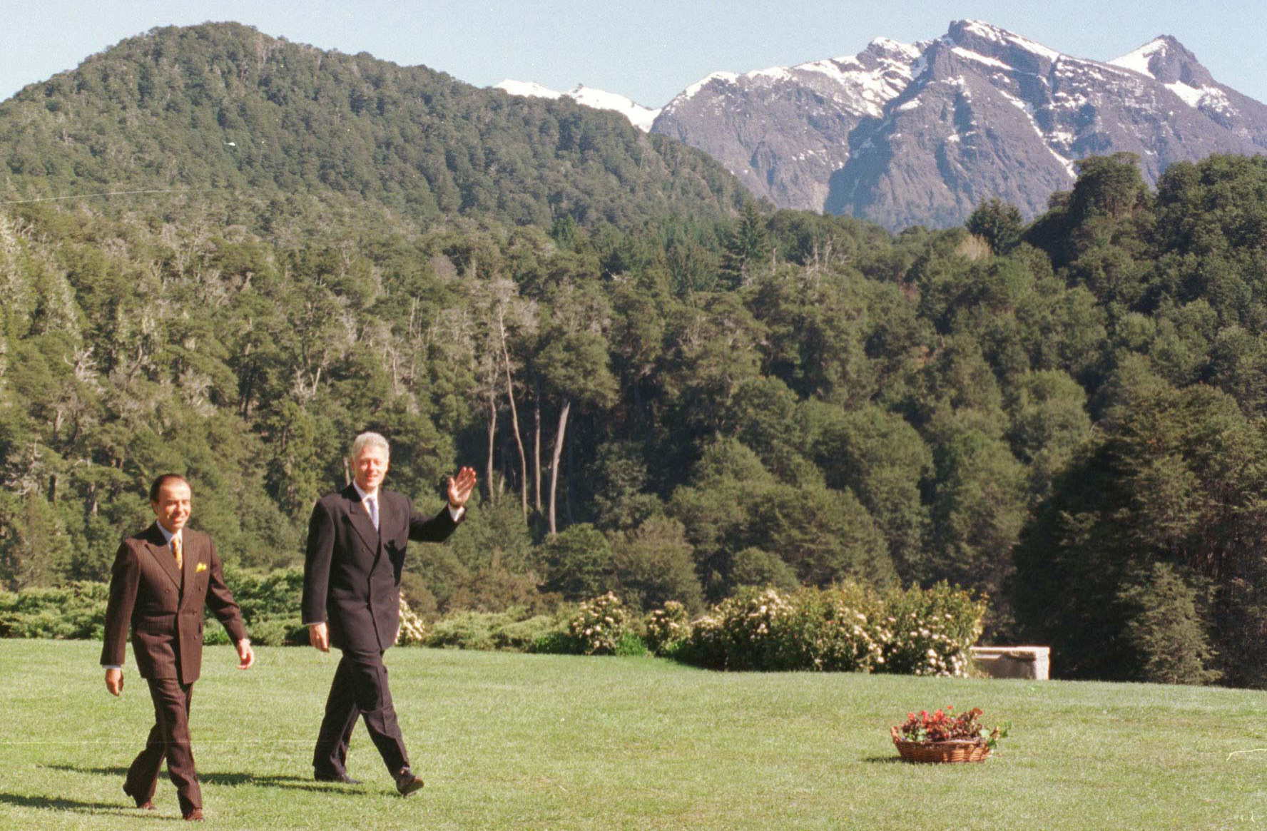 El expresidente Menem caminando por los jardines del Llao Llao, en Bariloche, junto Bill Clinton. 