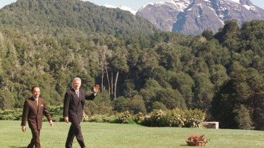 El expresidente Menem caminando por los jardines del Llao Llao, en Bariloche, junto Bill Clinton. 
