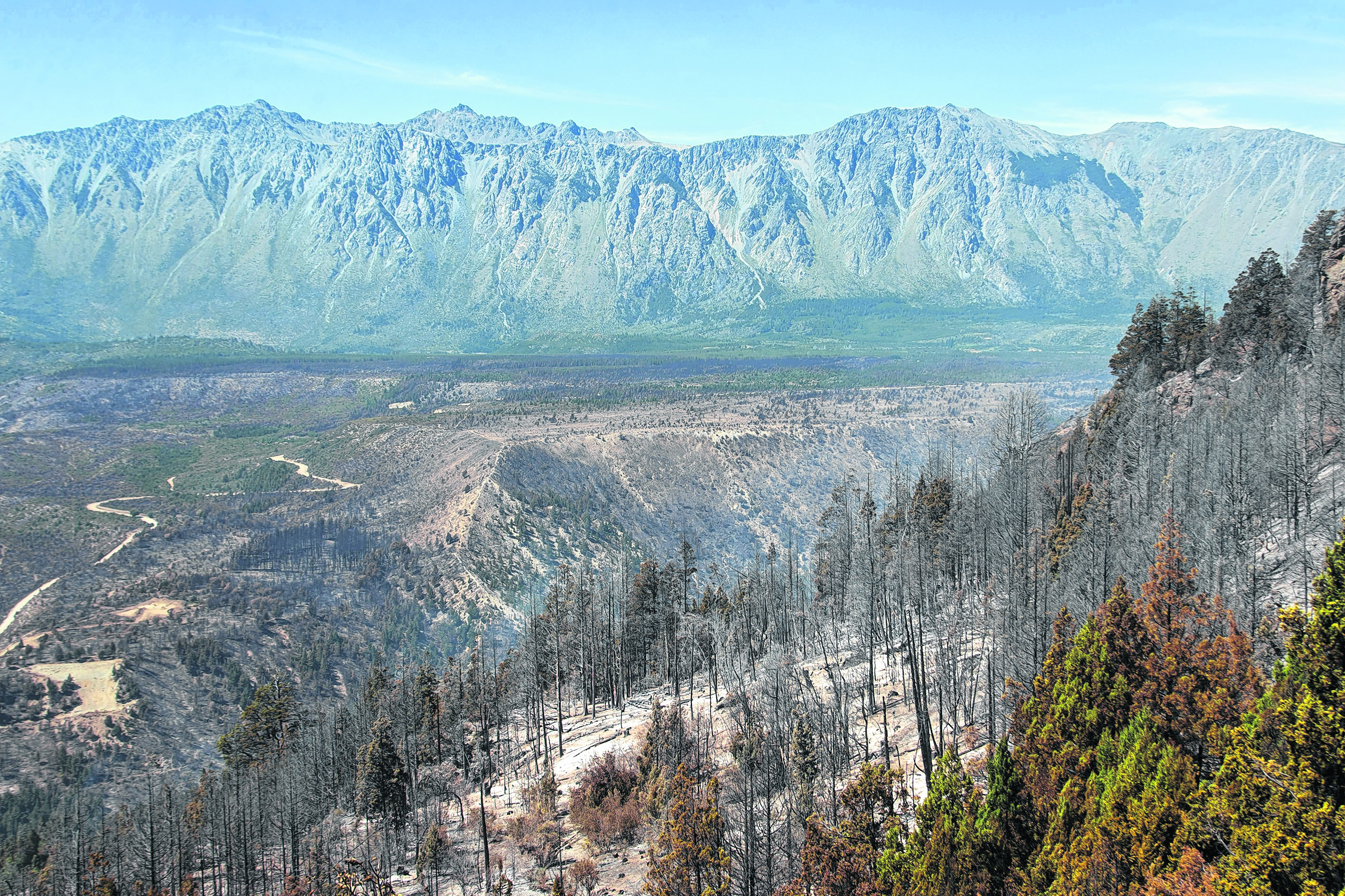 Incendio forestal en la zona de Cuesta del Ternero en cercanías de El Bolsón. Foto: Marcelo Martinez