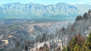 La lluvia no llegó a apagar el fuego en El Bolsón