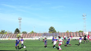 Mundialito: mientras los chicos juegan, los padres se cuelgan del paredón
