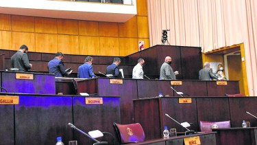 Pocas sillas podrán estar ocupadas este lunes. Foto Florencia Salto.