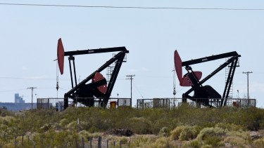 Por no poder vaciar los depósitos se cerró la producción de 10.000 barriles de petróleo por día en Neuquén.
