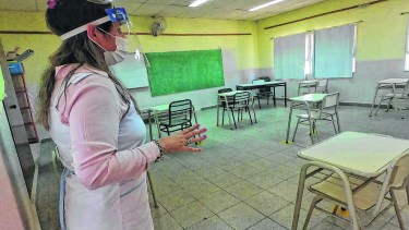 Elementos de protección personal y espacios delimitados en la Escuela 362 de Las Grutas. En la 184 el inicio fue más complejo. Foto: Martín Brunella