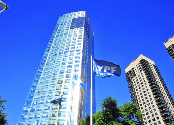 YPF anunció su plan de inversiones del año que está atado a un aumento del 15% en el precio de las naftas.