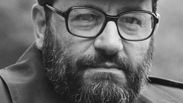 Eco fue un semiólogo, filósofo y prolífico ensayista que escribió un sinfín de ensayos sobre estética, lingüística y filosofía medievales, así como novelas de un extraño éxito en ventas.