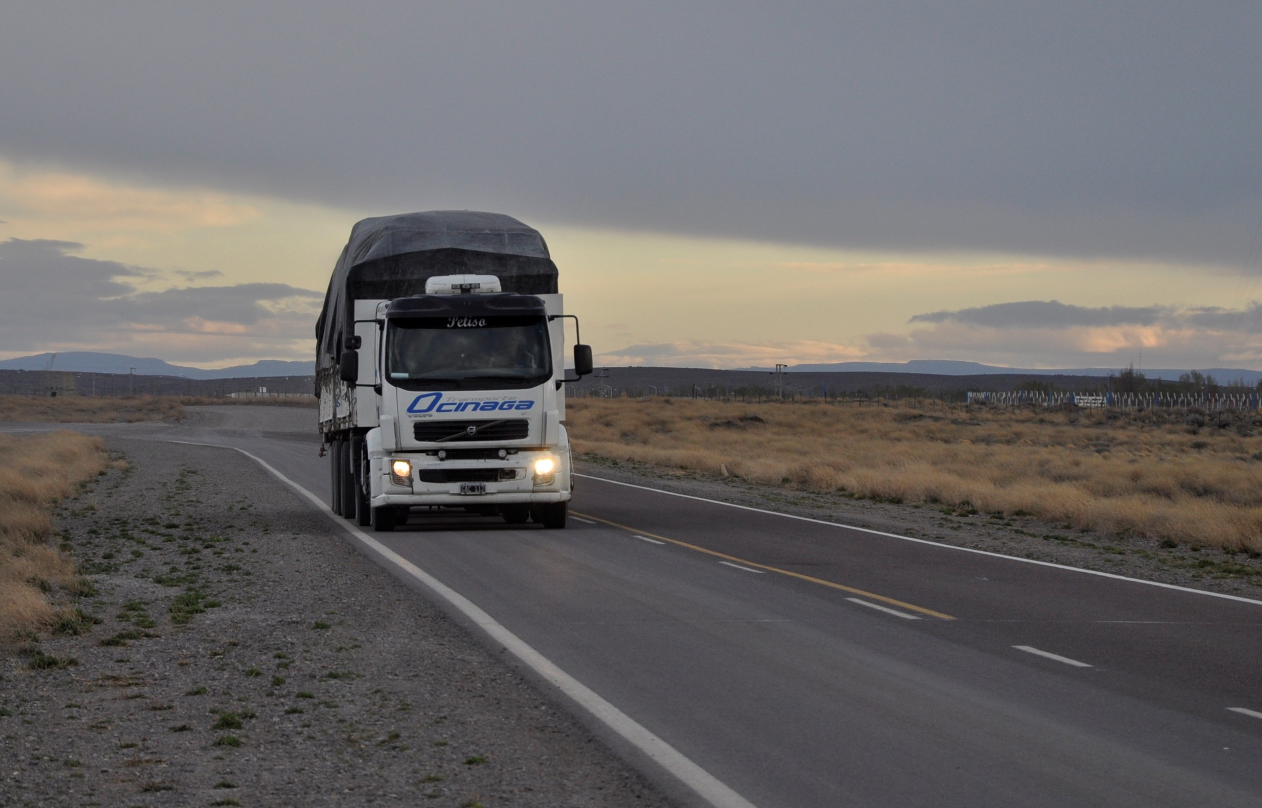 La circulación de camiones con cargas es cada vez más creciente en la ruta nacional 23. Foto: José Mellado.