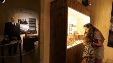 El museo Jaccobaci posee 10 salas en las que pueden apreciarse muestras de geología, paleontología, etnografía y biodiversidad de monte y del entorno marino. A través de la visita, se permite aprender a conocer más sobre los animales prehistóricos y sobre las comunidades humanas que han vivido en la región de Patagonia Norte