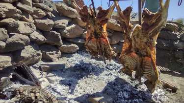 El cordero patagónico al asador, el menú preferido por los turistas.  Foto: Alejandra Díaz.