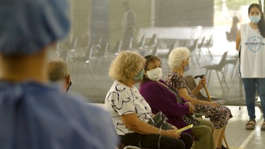 El operativo de vacunación para adultos mayores en Neuquén. Foto: Emiliano Ortiz