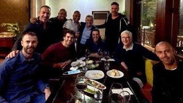 Macri junto a exfutbolistas en Qatar. 