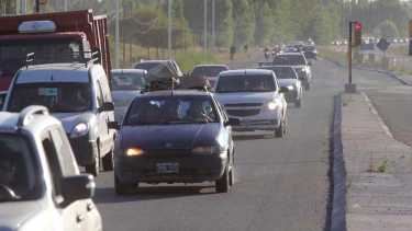 Regreso a casa: comienza a juntarse la caravana de vehículos sobre la ruta
