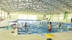 La comunidad de Los Menucos disfruta del nuevo natatorio climatizado