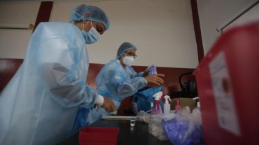 Personal de Salud atiende en la primera línea, haciendo test y en internaciones.-