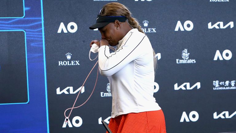Serena Williams no pudo terminar de responder y se fue de la conferencia llorando. (Gentileza).-