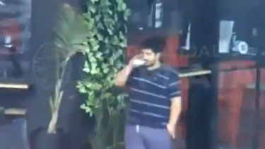 Rompió la vidriera de un bar para robar cerveza. 