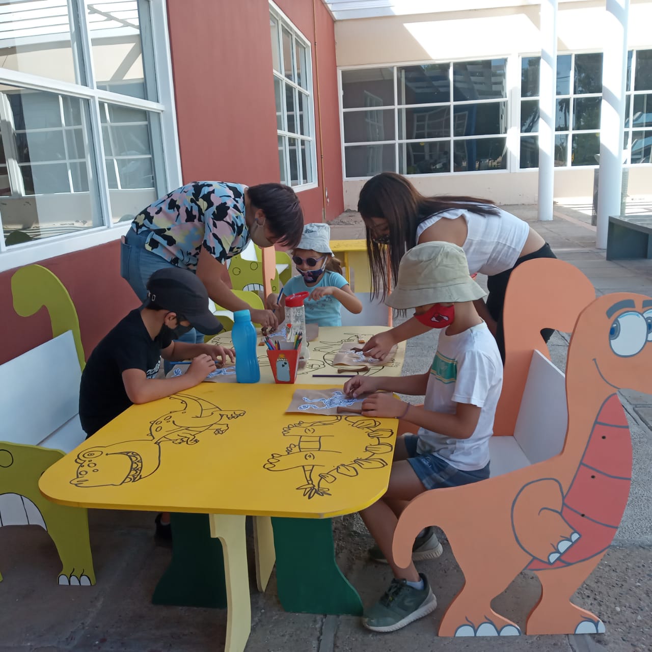 Dinosaurios, paleontología y dibujos en Plaza Huincul