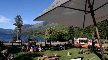 Un food truck con vista al lago Gutiérrez. Foto: Alfredo Leiva.