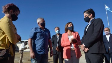 El ministro de Educación de la Nación, Nicolás Trotta, visitó una nueva escuela junto a la gobernadora Arabela Carreras en Bariloche. Foto: Marcelo Martinez