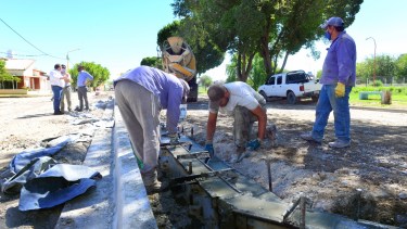 El ministro Valeri junto al intendente Marcelo Orazi, constataron el avance de las obras de remodelación. (Foto Néstor Salas)