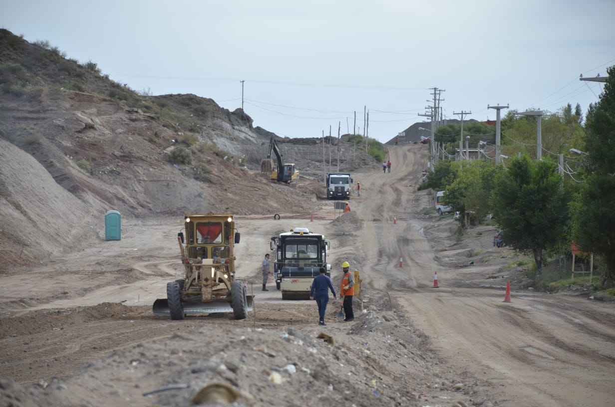 Las obras en la calle Huilen, en el noroeste de Neuquén capital, son clave para la conectividad con los nuevos desarrollos urbanos. Foto: Yamil Regules. 
