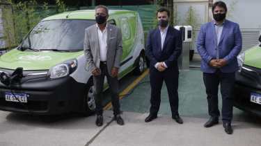 De la inauguración del tótem de recarga participó el presidente de la cooperativa CALF, Carlos Ciapponi, el intendente de Neuquén, Mariano Gaido, y el secretario de Energía, Darío Martínez. Foto: Gentileza.