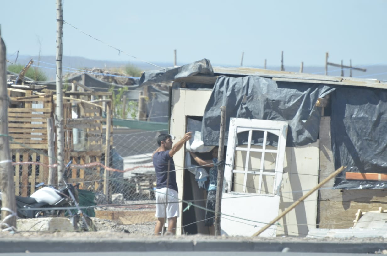 Cientos de familias continúan viviendo en las inmediaciones de Casimiro Gómez y la nueva ruta 22 (foto Yamil Regules)