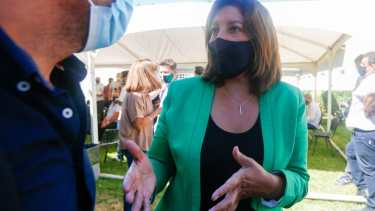 La gobernadora encabeza desde esta mañana una reunión con comisionados de fomento, en Roca. (Foto: Juan Thomes)