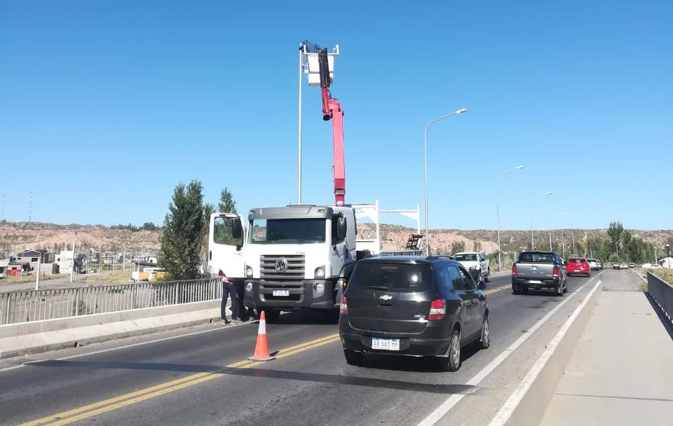 Con grúas se colocan los nuevos artefactos. Foto: Gentileza