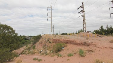 La presentación del paseo costero del río Neuquén incluirá unos 500 a 700 metros desde Bocahue hasta el puente con Cipolletti, detrás de Sapere (foto Oscar Livera) 